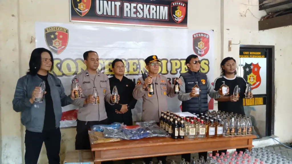 Polisi Sita 240 Botol Miras Ilegal di Pasuruan