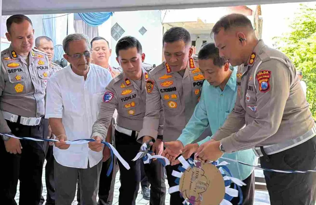 Polresta Sidoarjo Bedah Rumah dan Salurkan Bansos