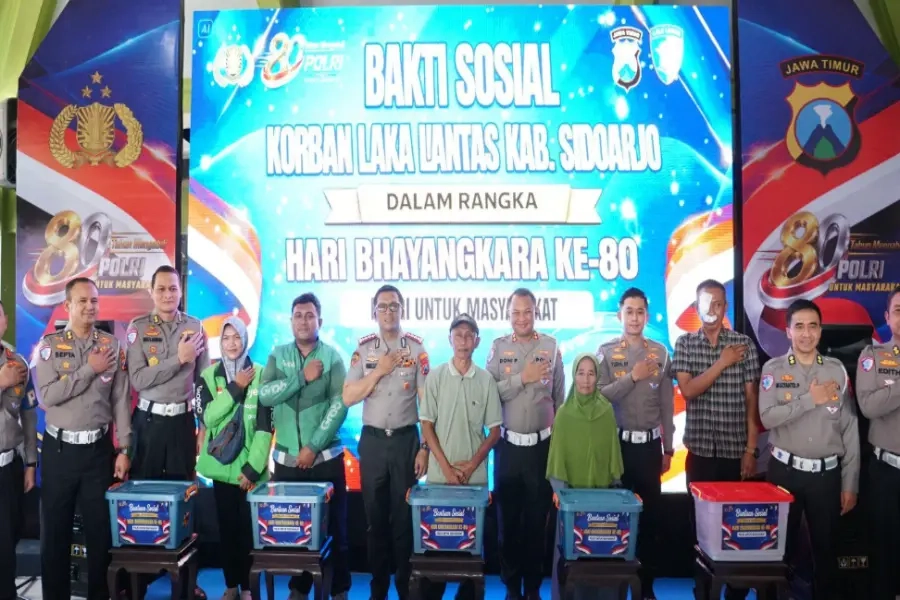 Polresta Sidoarjo Salurkan Bansos dan Air Bersih
