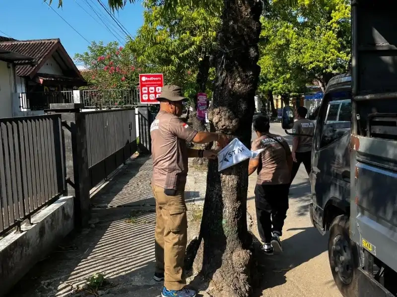 Satpol PP Tertibkan 125 Reklame Langgar Aturan