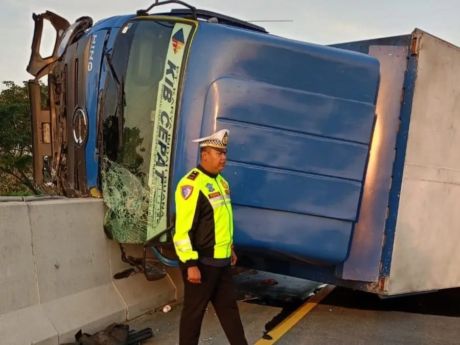 Truk Hantam Xpander Pecah Ban di Tol Sumo