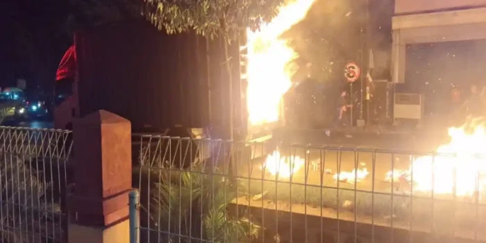 Truk Mi Instan Terbakar di Pungging