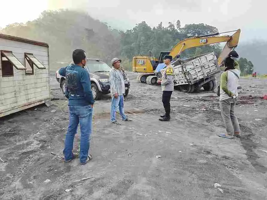 Truk Pengangkut Pasir Terjun ke Jurang 13 Meter di Lumajang