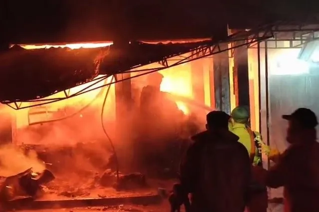 10-Kios-Pasar-Agrobis-Babat-Ludes-Terbakar