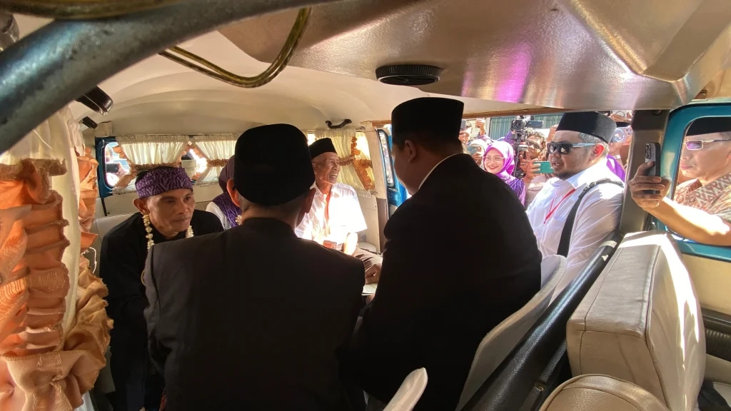 53 Pasangan Menikah Massal dalam VW Combi Kediri