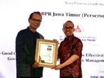 Bank UMKM Jatim Raih Penghargaan GCG Nasional Bank UMKM Jatim Raih Penghargaan GCG Nasional