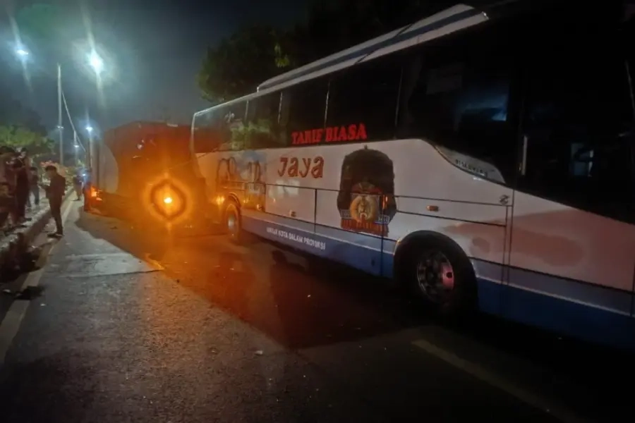 Bus-Jaya-Ditabrak-Truk-Box-di-Jalur-Nasional