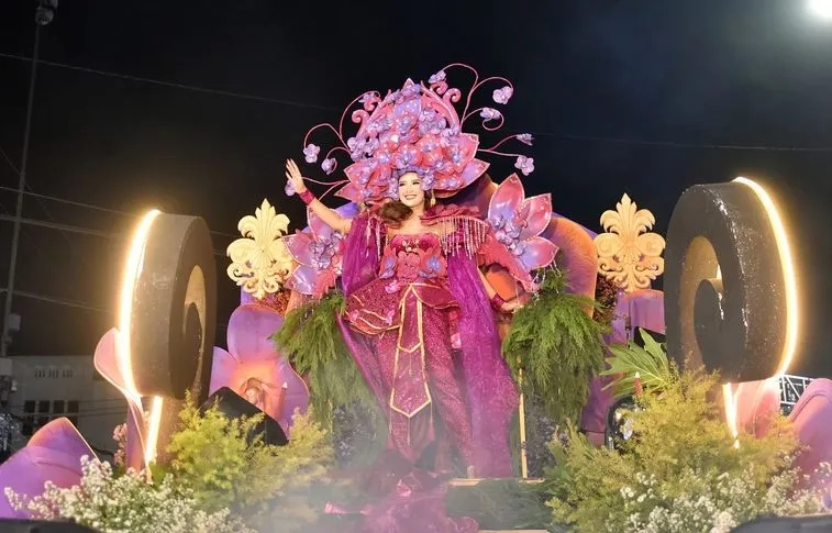 Gudang Garam Angkat Warisan Kaḍiri di Dhoho Night Carnival