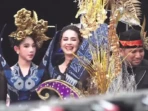 Keluarga Emil Dardak Meriahkan Jember Fashion Carnaval 2026