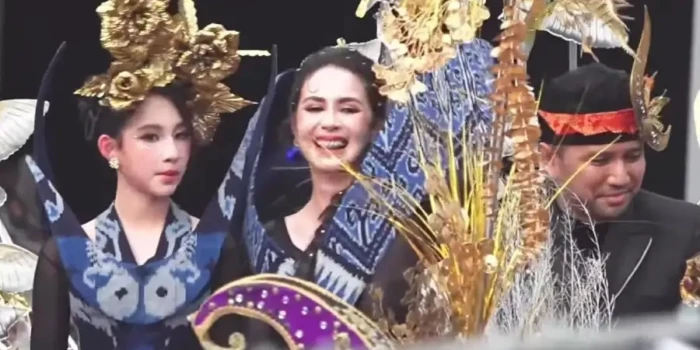 Keluarga Emil Dardak Meriahkan Jember Fashion Carnaval 2026