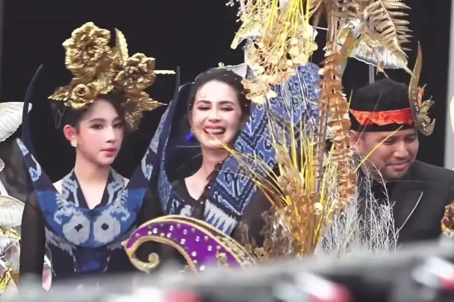 Keluarga Emil Dardak Meriahkan Jember Fashion Carnaval 2026