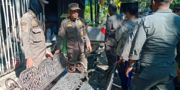 Kursi Fasum Pemkot Surabaya Ditemukan di Lapak Rongsokan