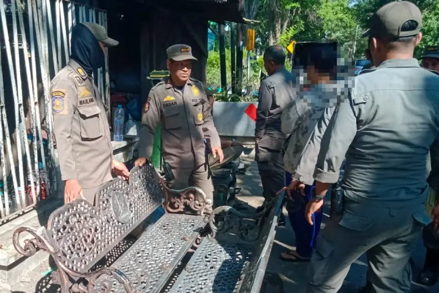 Kursi Fasum Pemkot Surabaya Ditemukan di Lapak Rongsokan