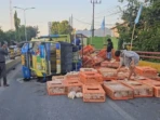 Sopir-Mengantuk-Truk-Ayam-Hantam-Bus-di-Madiun