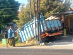 Truk Masuk Parit Hindari Penyeberang Misterius