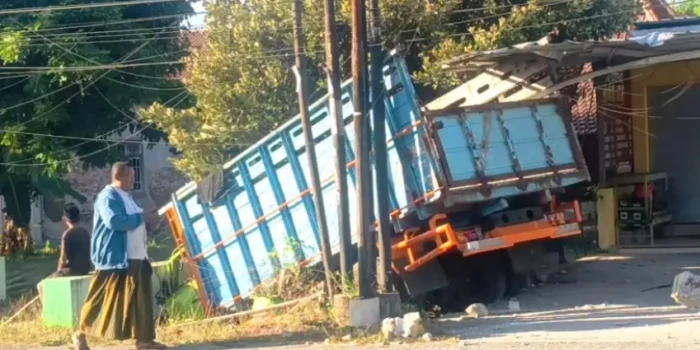 Truk Masuk Parit Hindari Penyeberang Misterius Truk Masuk Parit Hindari Penyeberang Misterius