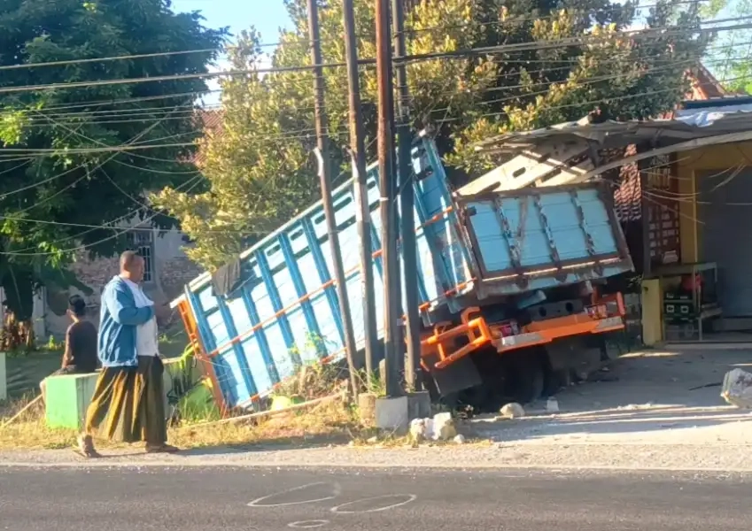 Truk Masuk Parit Hindari Penyeberang Misterius