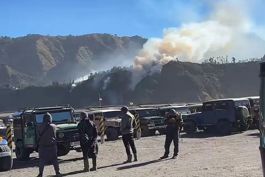 Bromo Kembali Terbakar, Api Dekati Jembatan Kaca