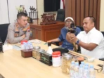 Budayawan Sumenep Serahkan Keris kepada Kapolresta Baru Budayawan Sumenep Serahkan Keris kepada Kapolresta Baru