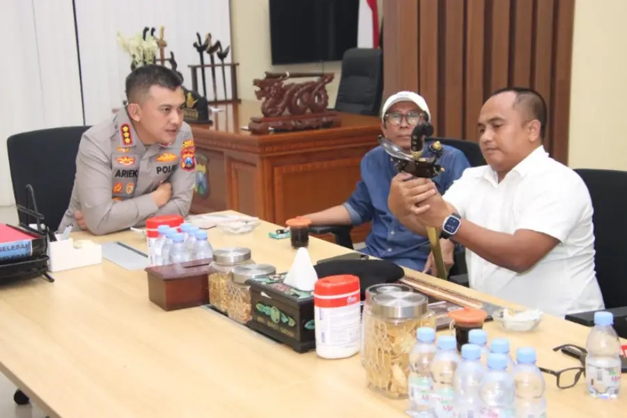 Budayawan Sumenep Serahkan Keris kepada Kapolresta Baru