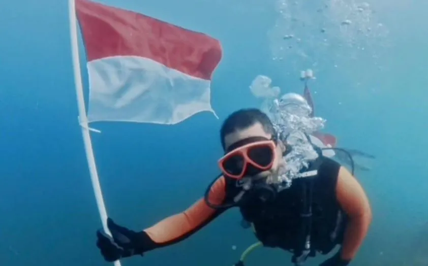 Dispar Kaltim Kibarkan Merah Putih di Bawah Laut Miang