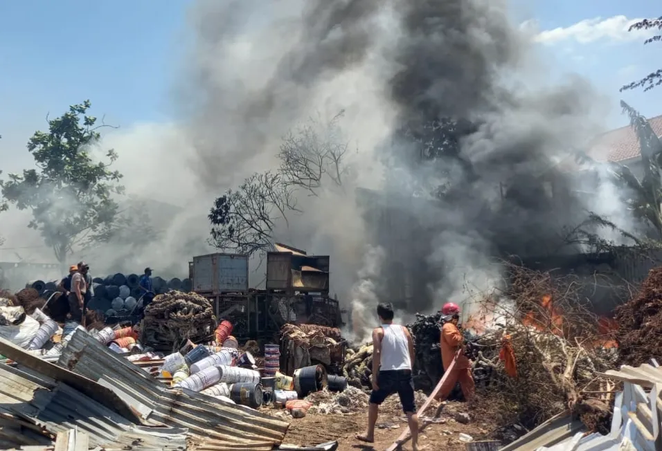 Gudang Rongsokan Gresik Terbakar, Api Merembet ke Tiga Stan