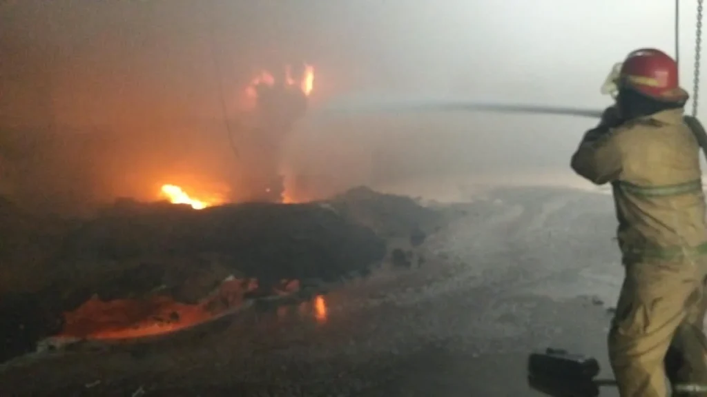 Gudang Serbuk Kayu PT Kaliandra Gresik Terbakar