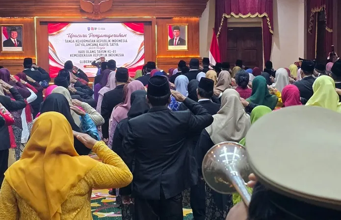 Khofifah Anugerahkan Satya Lencana kepada 250 PNS Jatim