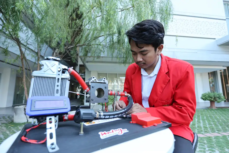 Mahasiswa Untag Surabaya Ciptakan Pemantau Suhu Motor IoT