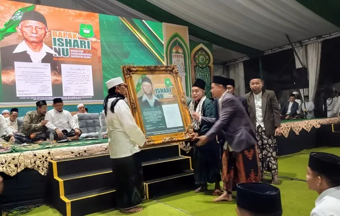 Mbah Wahab Dianugerahi Gelar Bapak ISHARI
