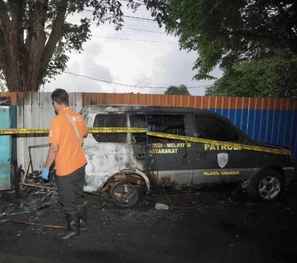 Mobil Patroli Polsek Tambaksari Terbakar