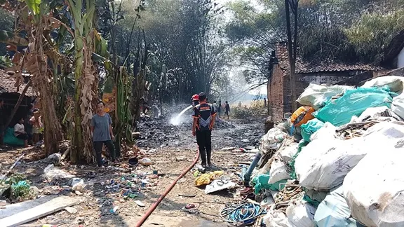 Tempat Rongsokan di Jombang Terbakar, Rugi Rp30 Juta