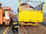 Truk Tabrak Pembatas Tol, Sopir Tewas