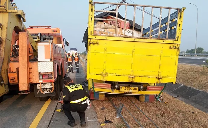 Truk Tabrak Pembatas Tol, Sopir Tewas