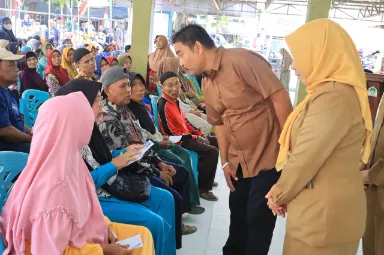 Warga Benjeng Keluhkan Jalan Rusak dan Banjir ke Wabup