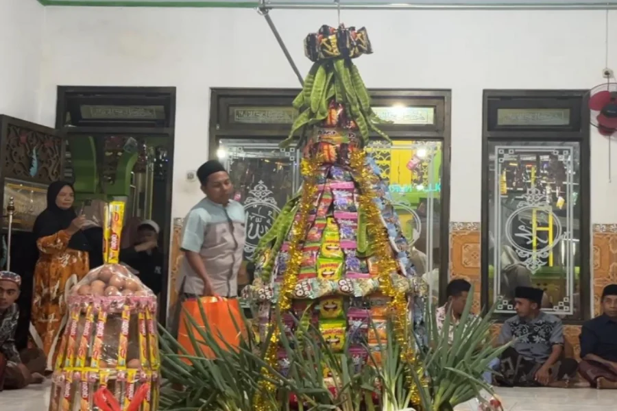 Warga Lumajang Berebut Hadiah Maulid di Lereng Semeru