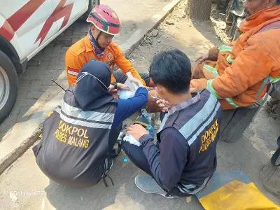 Dokkes Polres Malang Tangani Petugas Karhutla yang Kelelahan