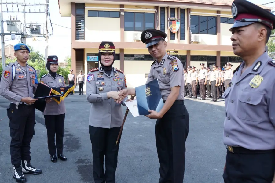 Dua Polisi Bojonegoro Raih Penghargaan Respons Call Center 110