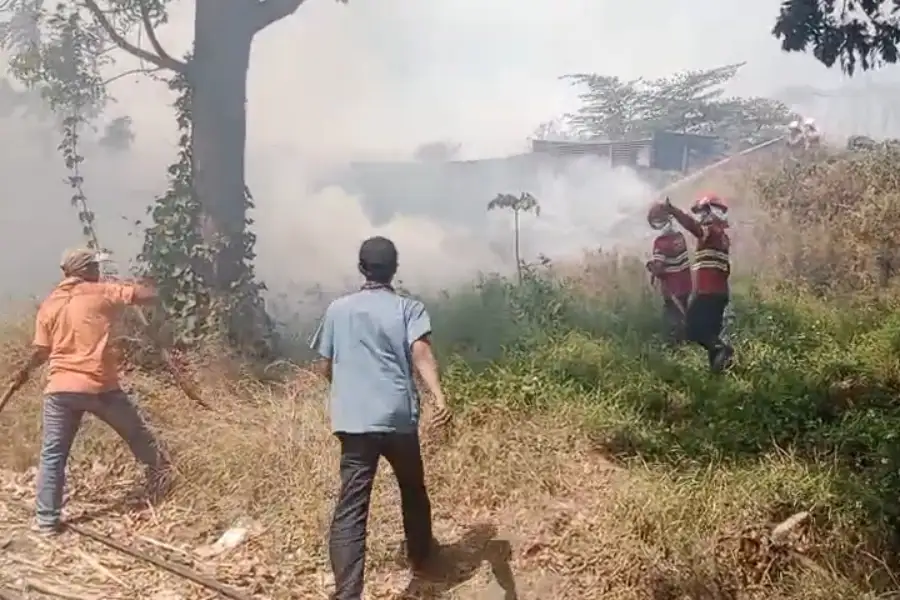 Gudang Ampas Tebu PG Gempolkrep Mojokerto Terbakar