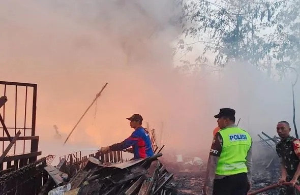 Gudang Rosok di Karas Magetan Terbakar, Kerugian Rp100 Juta