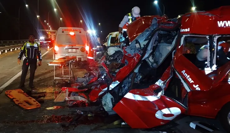 Hiace Tabrak Truk di Tol Jombang, Empat Tewas
