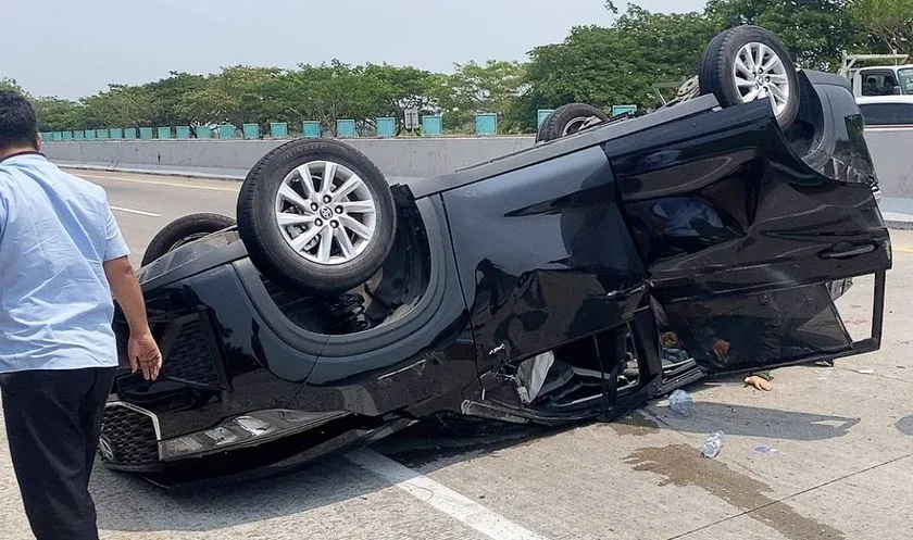Innova Tabrak Truk di Tol Madiun, Lima Orang Luka