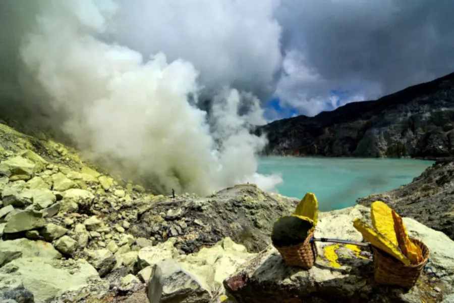 Kawah Ijen Dibuka Kembali Usai Kebakaran