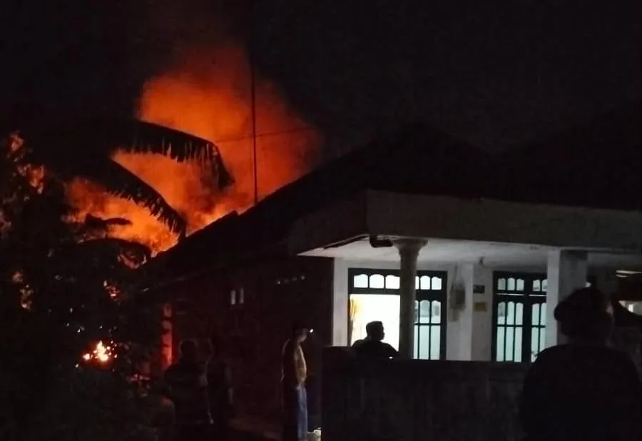 Kebakaran Hanguskan Dapur, Semangat Warga Jombang Tak Padam