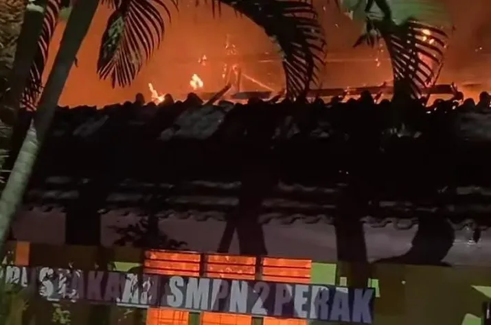 Kebakaran Hanguskan Ruang BK dan Perpustakaan SMPN 2 Perak