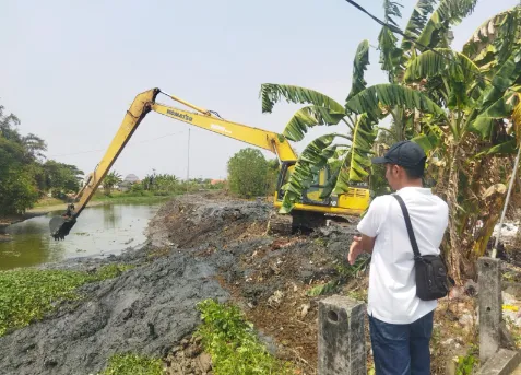 Kemarau Jadi Momentum Pemkab Gresik Keruk Waduk dan Sungai