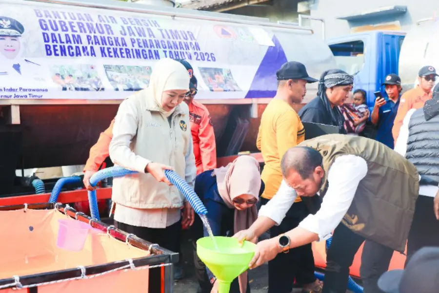 Khofifah Salurkan Air Bersih untuk Warga Pulung