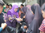 Khofifah Santuni Keluarga Korban KM Virgo Khofifah Santuni Keluarga Korban KM Virgo