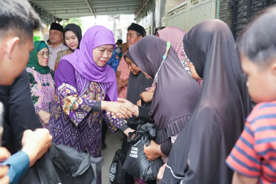 Khofifah Santuni Keluarga Korban KM Virgo