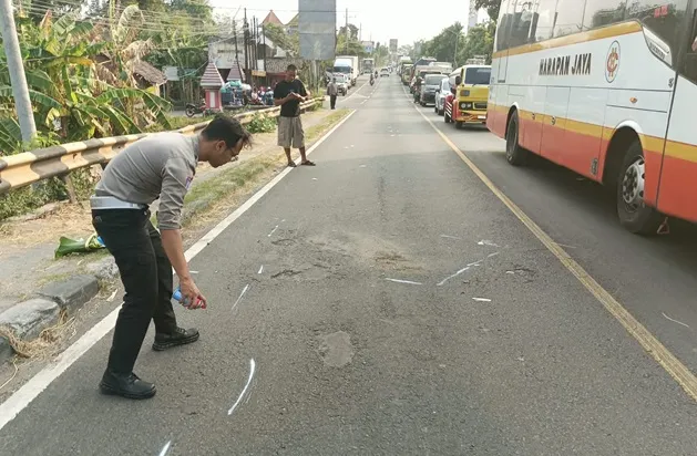 Lansia Tewas Ditabrak Truk di Jalur Kayen Jombang